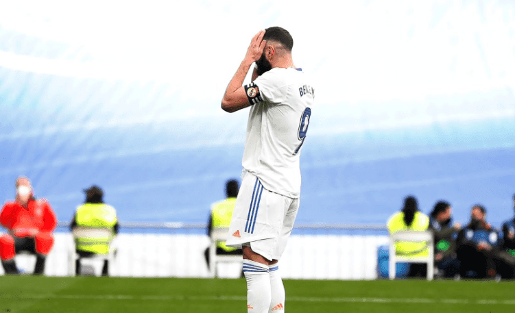 Real Madrid : la malédiction de Benzema sur les penalties Benzema rate encore un penalty Sergio herrera