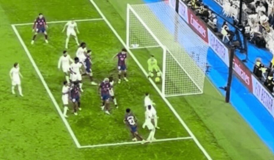 L’incroyable échange entre le VAR et l’arbitre sur l’action polémique
